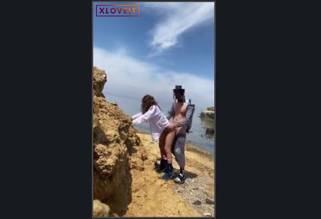 Genç çift kayalıklarda sikiş